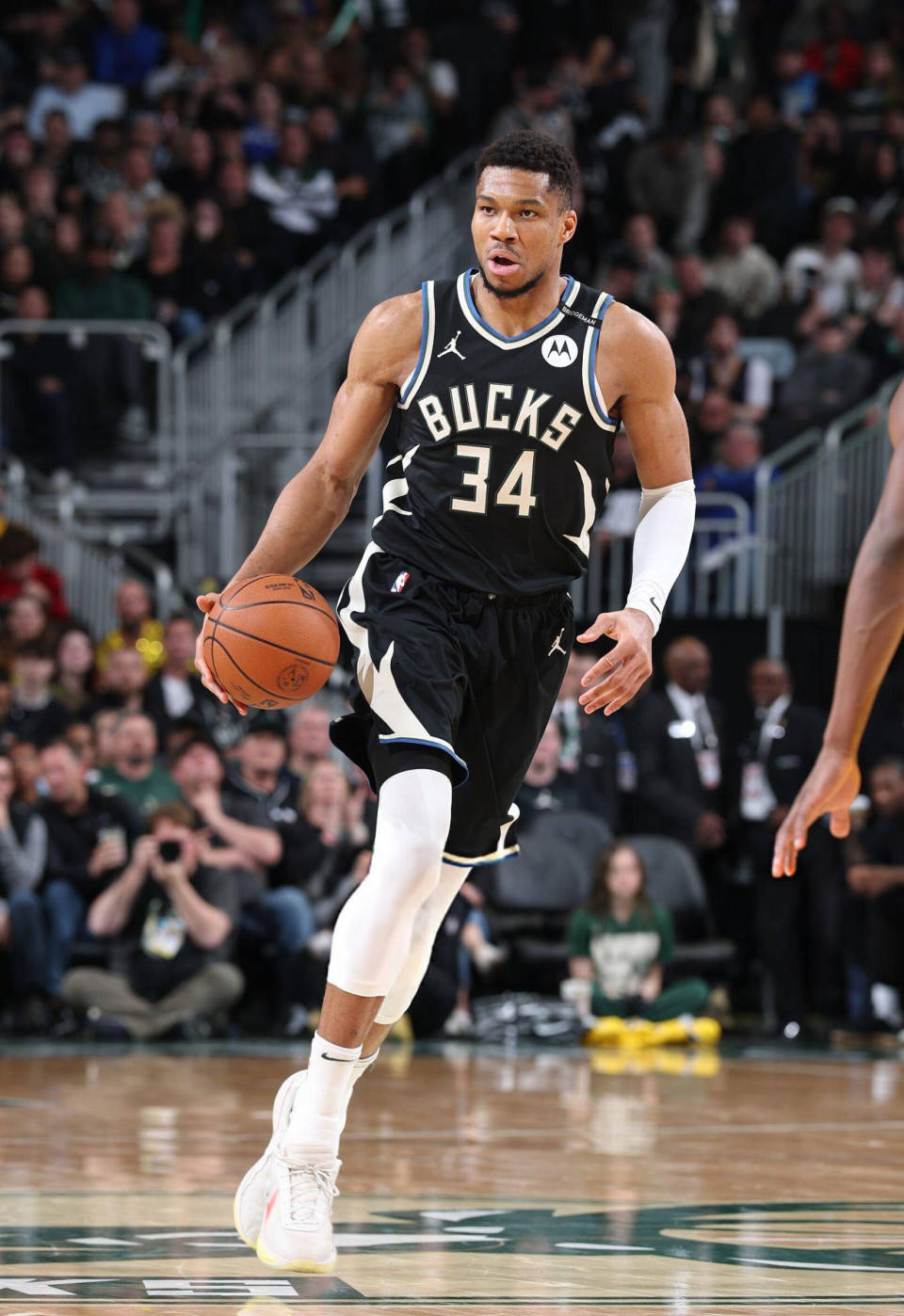 字母哥连续二十场比赛得分超过刷新纪录，G2不断突破！