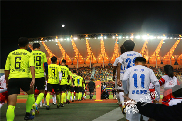 字母哥重返赛场，比赛规则变更首场状态出色，快船观众沸腾！赢得满堂喝彩(快船活塞全场录像回放)